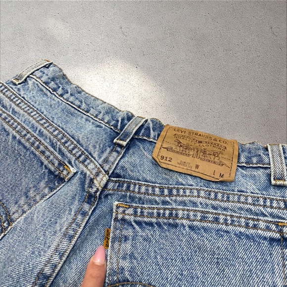 !! SOLD DO NOT BUY !! Levi’s 912 High Rise Ripped Thigh Straight Jeans - Picture 5 of 8